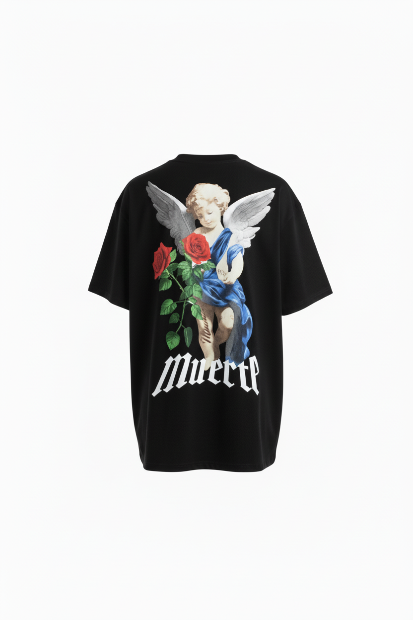 Playera negra Muerte - vista trasera con ángel y letras blancas
