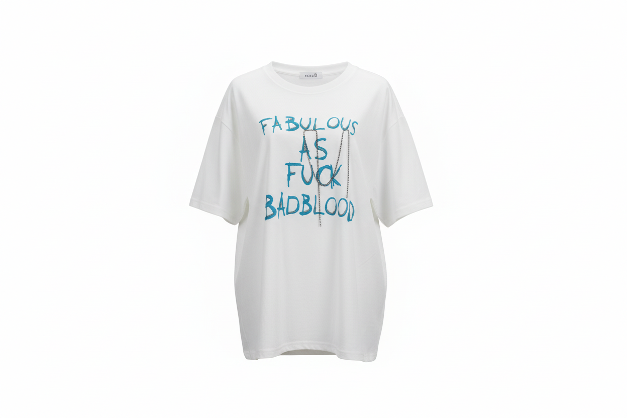 Playera Oversized con Estampado de Texto y Detalle de Cadena