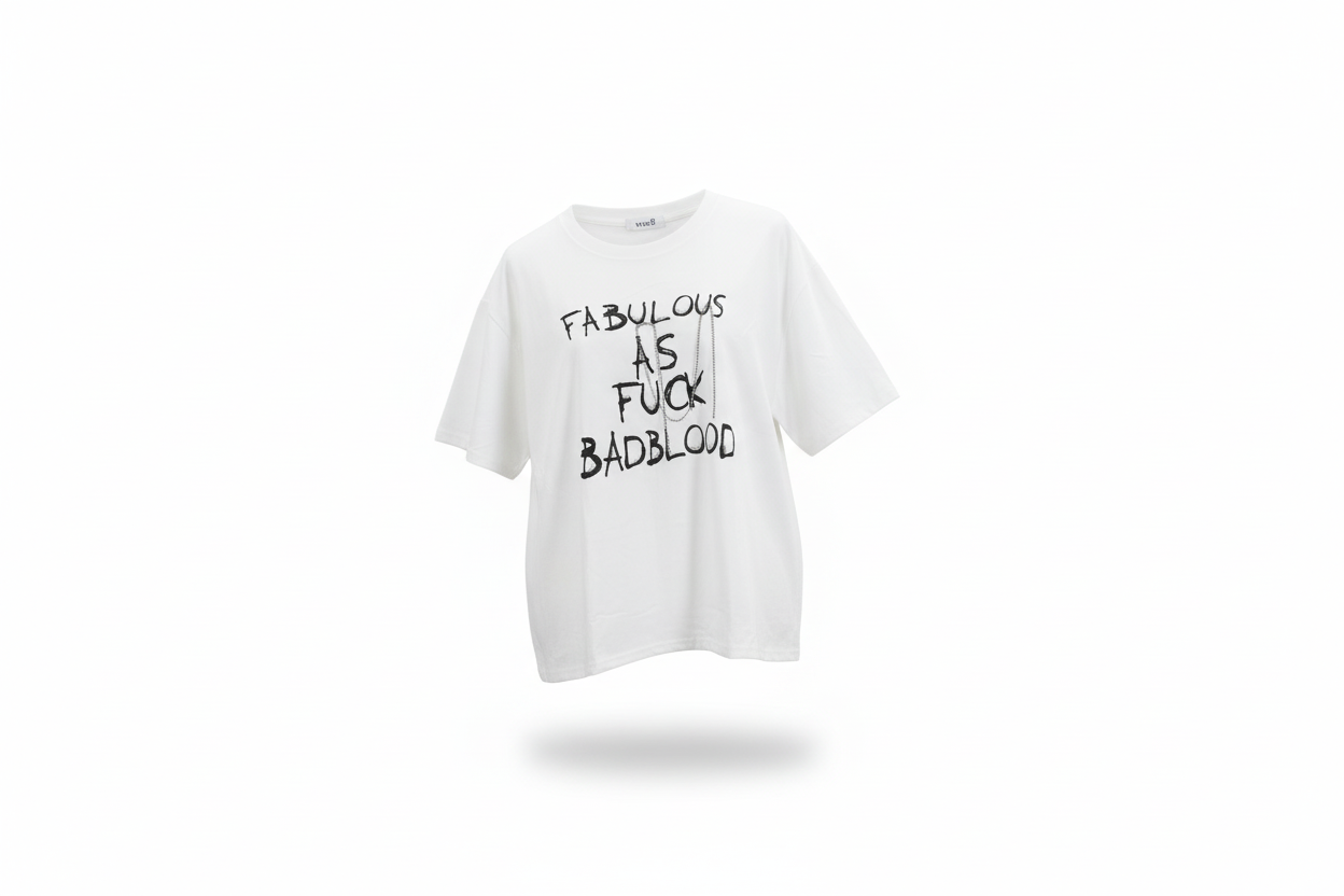 Playera Oversized con Estampado de Texto y Detalle de Cadena
