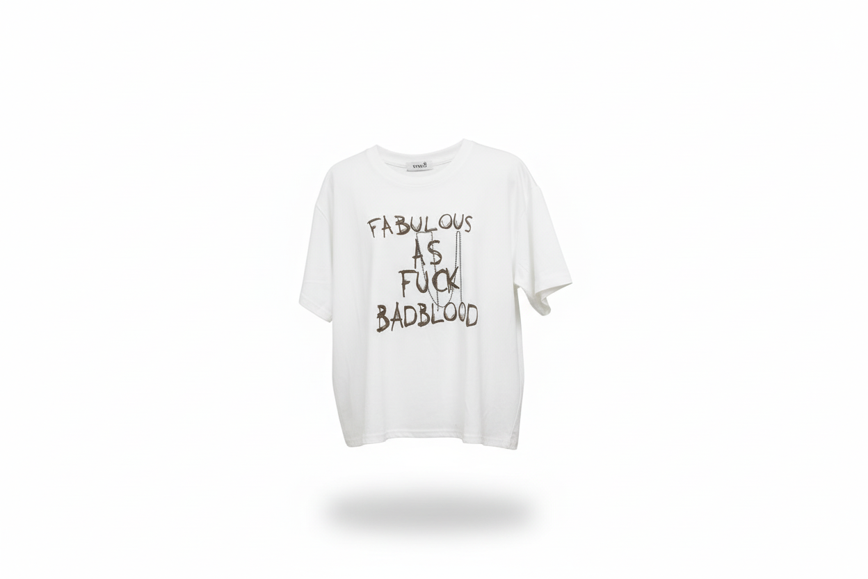 Playera Oversized con Estampado de Texto y Detalle de Cadena