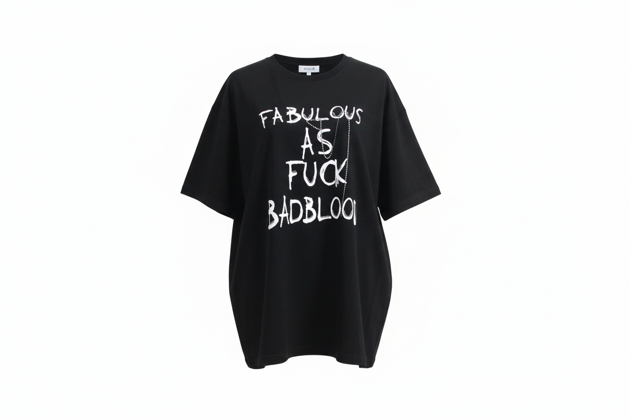 Playera Oversized con Estampado de Texto y Detalle de Cadena