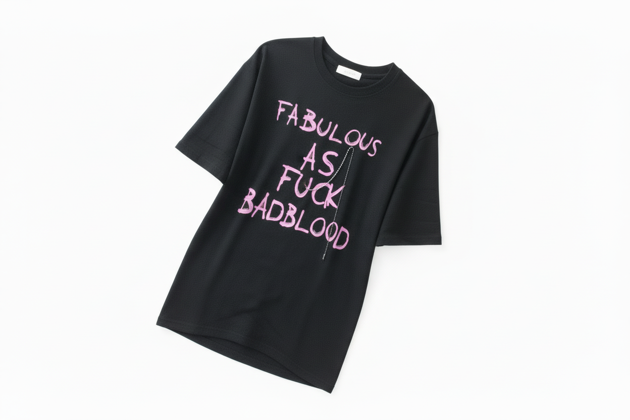Playera Oversized con Estampado de Texto y Detalle de Cadena