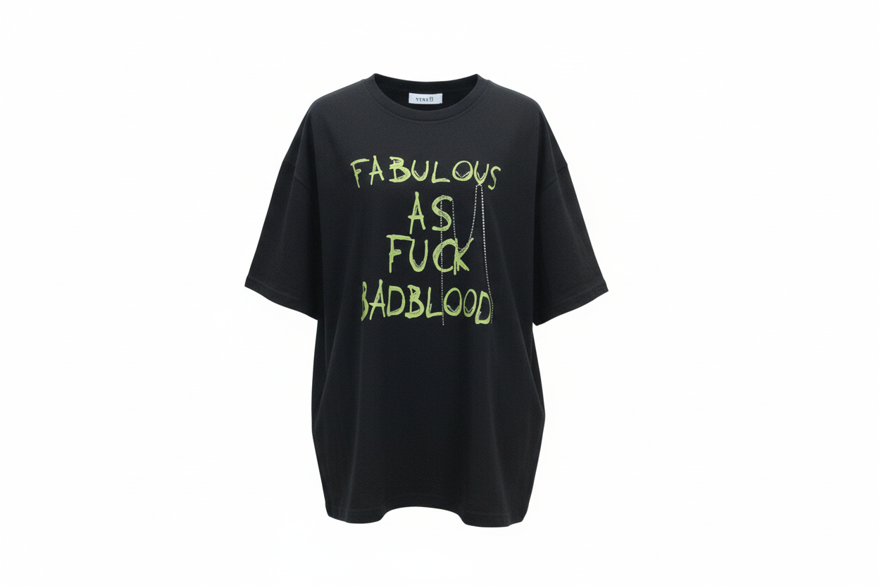 Playera Oversized con Estampado de Texto y Detalle de Cadena